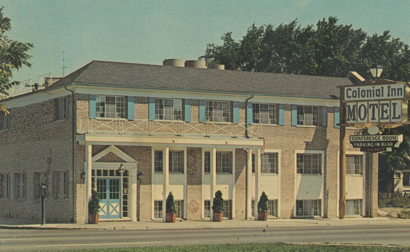 La Renaissance Motel (Colonial Inn Motel) - Vintage Postcard (newer photo)